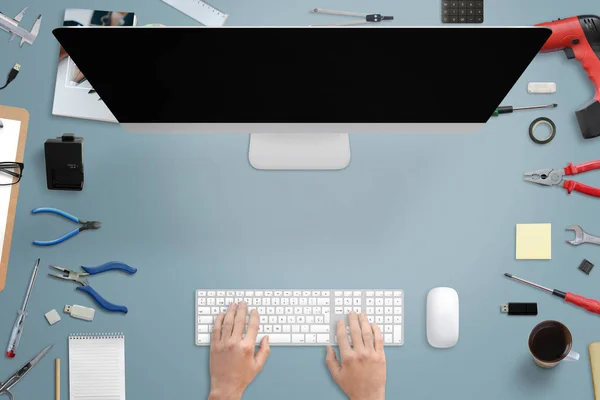 Computer repair service center. Man typing on keyboard. — Stock Photo, Image