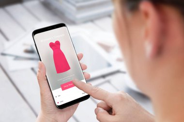 Kadın elbise online cep telefonu uygulama online alışveriş ile satın.