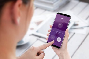 Cep telefonundan e-posta göndermek. Kadın elinde modern akıllı telefon. Omuz görüntülemek.