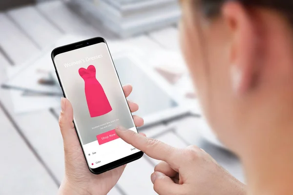 Nő vesz online ruha mozgatható telefon app. vásárlás online. — Stock Fotó