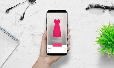 İle akıllı telefon alışveriş kadın. E-ticaret uygulaması pembe kadın elbise