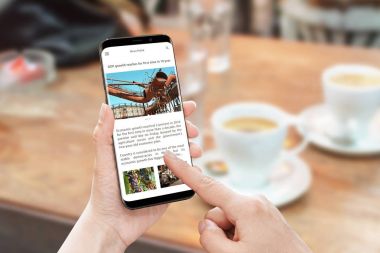 Akıllı telefon ile haber makalesini okuyun. Haber portal web sitesi iş bilgileri ile