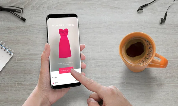 Online shopping med modern mobiltelefon. Kvinnan användning online butik för att köpa rosa klänning — Stockfoto