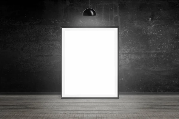 Quadro de imagem iluminado com lâmpada. Espaço vazio, em branco, papel branco para maquilhagem. Parede preta no fundo. Piso de madeira — Fotografia de Stock