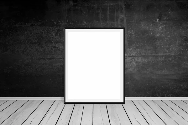 Moldura de imagem apoiada na parede preta. Espaço vazio e branco para apresentação de arte de mockup. Piso de madeira. Quarto vazio. — Fotografia de Stock