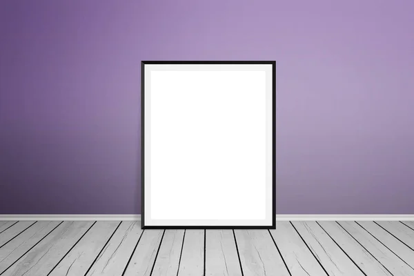 Leerer Plakatrahmen für eine Ausstellung. violette Wand und weißer Holzboden — Stockfoto