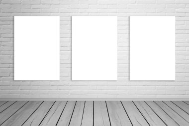 Üç izole sanat tuval üzerine tuğla duvar mockup için. Boş Galeri alanı. Ahşap zemin.