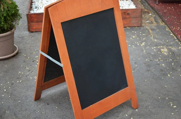 Leeg schoolbord mockup naast een winkel, restaurant of café — Stockfoto