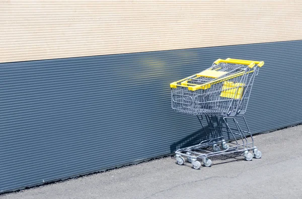 Žlutá nákupní vozíky, vedle shopping mall — Stock fotografie