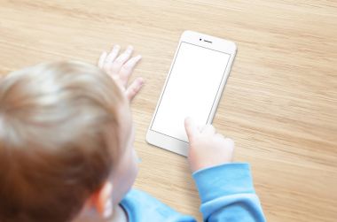 Küçük çocuk kullanım cep telefonu. Beyaz, boş, ekran mockup için izole.