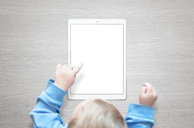 Tablet kullanmayı öğrenmek. İzole değmek perde mockup için.
