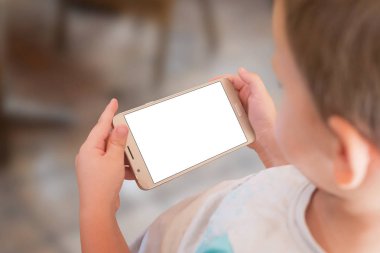 Çocuk akıllı telefon oyun oynamak. Mobil oyun app sunu için izole ekran.