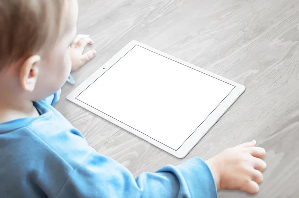Baby med napp titta på tablett med isolerade skärm för mockup. — Stockfoto