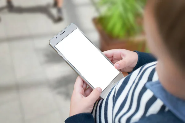 Çocuk oyun veya izlerken karikatür akıllı telefonda oynamak. Mockup, app tanıtımı için izole ekran. — Stok fotoğraf