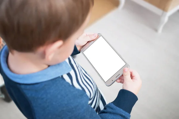 Tutan çocuk akıllı telefon ve izlerken çizgi film ya da oyun oynamak. App sunu için izole ekran. — Stok fotoğraf