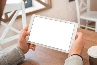 Eller closeup tablet. Mockup için boş ekran