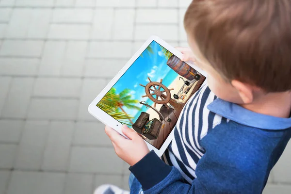 Bir tablet video izlerken çocuk — Stok fotoğraf