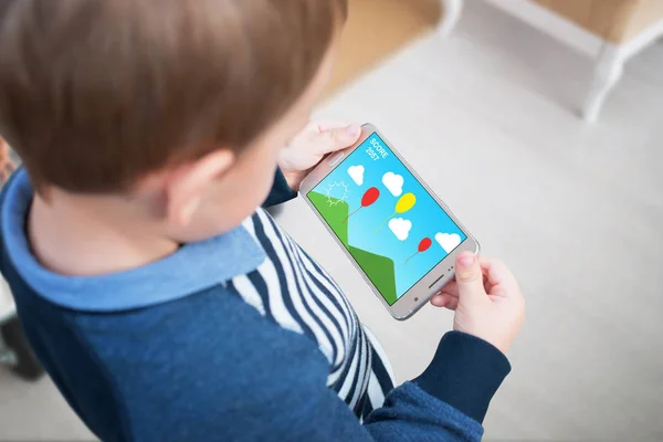 Çocuk akıllı telefon oyun oynamak. Çocuklar için yaratıcı uygulamalar düşünme teşvik — Stok fotoğraf