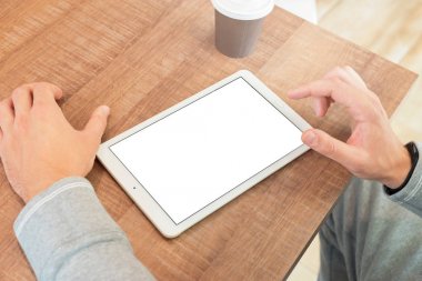Adam değmek tablet göstermek. Mockup için izole boş ekran
