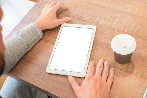 Beyaz tablet üstünde okul sırası ile izole perde mockup, app tanıtımı için. El ve kahve yanında — Stok fotoğraf