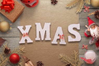 Noel süsleri, çam dalları, Noel baba bebek, hediye, fener, topları ile çevrili Xmas metin