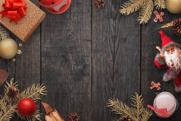 Natale Capodanno sfondo di decorazioni natalizie di colore oro laici, rami di abete, regali, palle, Santa doll, lanter, candela e spazio vuoto per un testo di saluto — Foto Stock