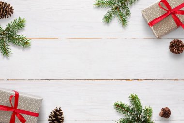 Noel arka plan beyaz ahşap tahta köknar, pinecones ve hediye kutuları dalları ile.