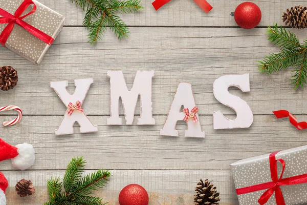 Lettere Bianche Natale Tavola Legno Circondate Addobbi Natalizi Regali Rami — Foto Stock