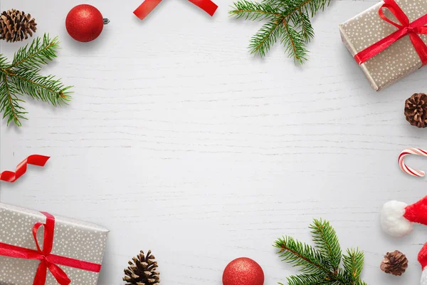 Mesa Branca Com Decorações Natal Espaço Meio Para Texto Composição — Fotografia de Stock