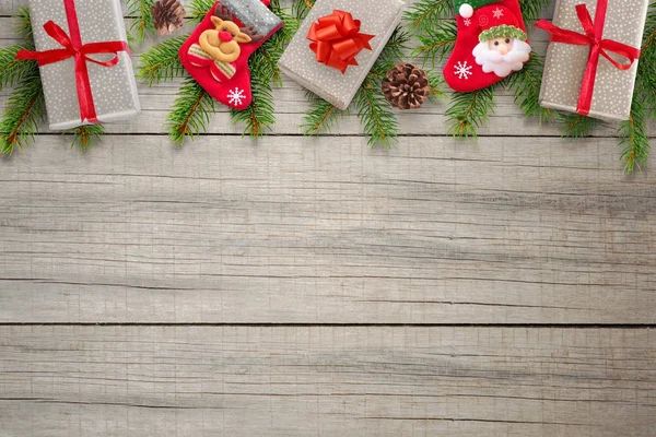 Ahşap Masa Üzerinde Noel Kompozisyon Hediyeler Çorap Pinecones Çam Dalları — Stok fotoğraf
