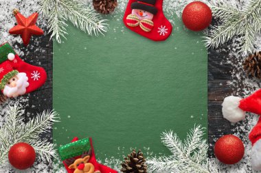 Noel süsleri, çam dalları orta metin için boş alan ile çorap ve pinecones kompozisyon evlat. Masada yeşil masa örtüsü.