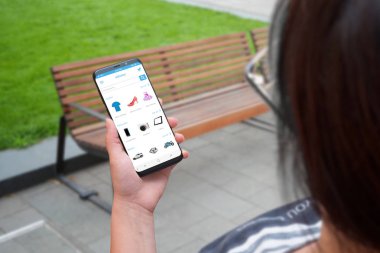 Kadın kullanım akıllı telefon online alışveriş uygulaması veya web sitesi satın Giysi, Ayakkabı, elektronik için.