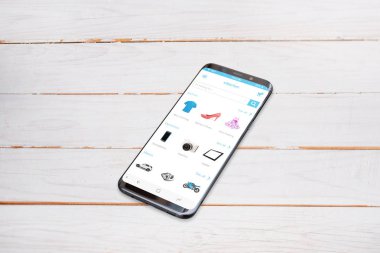 Online mağaza app ekranda ile modern akıllı telefon. 