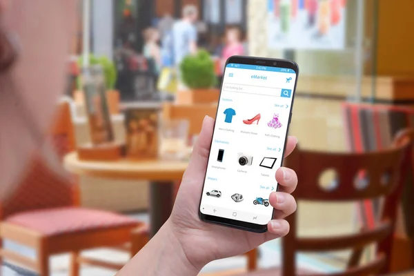 Интернет Покупки Смартфона Женщина Держит Смартфон Кофейня Фоновом Режиме — стоковое фото