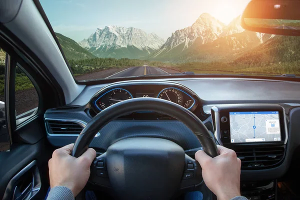 Passeio Carro Relaxante Através Áreas Montanhosas Uma Vista Ângulo Motorista — Fotografia de Stock