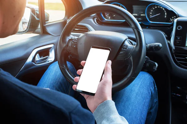 司机在车里使用智能手机 用于样机的隔离屏幕 现代汽车内饰背景 — 图库照片