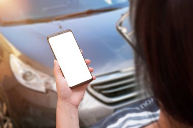 Kadın kullanım cep telefonu önünde bir araba. Akıllı araç analiz app promosyon için izole ekran.