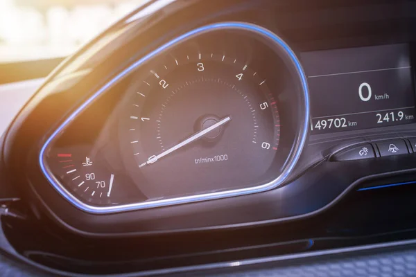 Tachometer Mobil Mendekat Interior Modern Dengan Cahaya Biru — Stok Foto