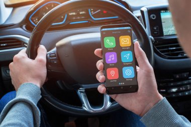 Sürücü gerekli konum bilgileri bulmak için akıllı telefon kullanın. Modern araba iç ile yönetim kurulu gezinti göstermek.