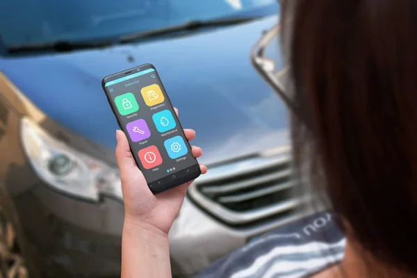 Женщина Использует Мобильный Телефон Найти Информацию Техобслуживании Автомобиля — стоковое фото