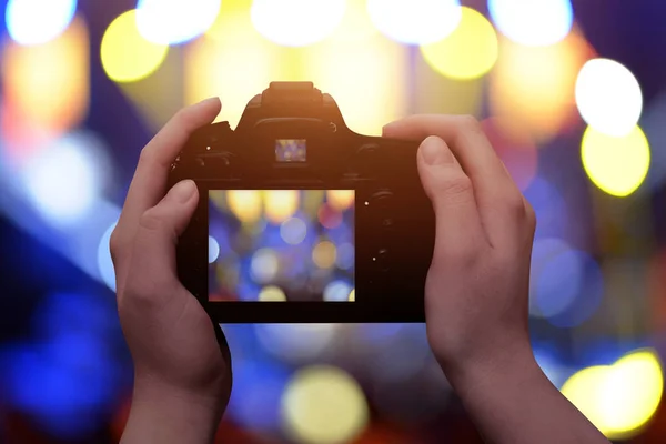 Professionelle Digitalkamera Den Händen Blaues Und Gelbes Bokeh Hintergrund — Stockfoto