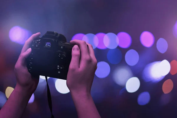 Kamera Der Hand Und Lichter Der Stadt Hintergrund Violette Szene — Stockfoto