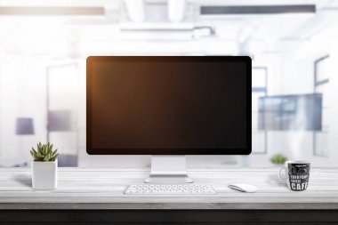 Ofis Masası mockup için boş bilgisayar ekranında. Yanında bitki ve kahve kupa.