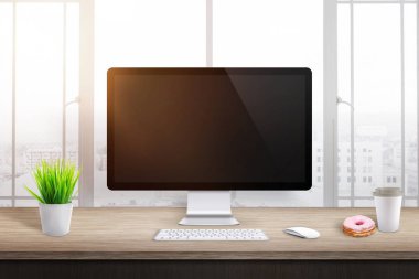 Office ya da çalışma alanı boş bilgisayar ekran. Bitki, kahve ve çörek yanında. Sabah güneşi arka planda ışık.