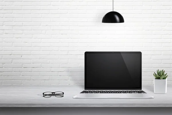 现代笔记本电脑在办公桌上与空白屏幕的样机 背景白色砖墙 文本可用空间 — 图库照片