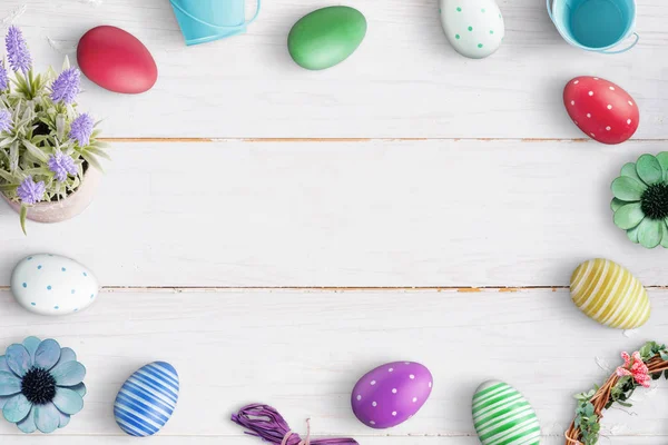 Composición Pascua Con Huevos Colores Sobre Fondo Madera Blanca Espacio — Foto de Stock
