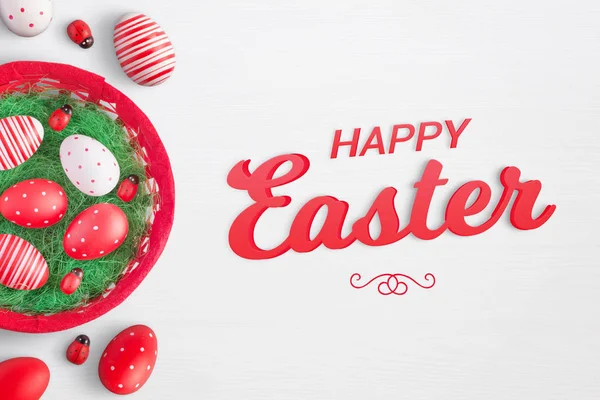 Feliz Pascua Texto Superficie Blanca Con Huevos Cesta Decoraciones Mariquitas — Foto de Stock