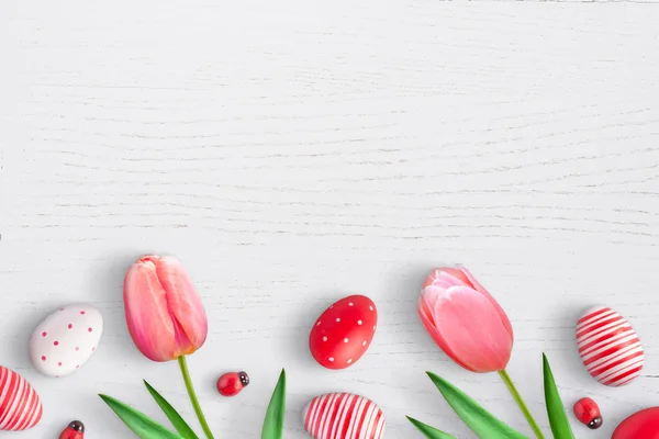 Velikonoční Vajíčka Jarní Tulipán Květy Bílém Povrchu Dřevěných Volné Místo — Stock fotografie