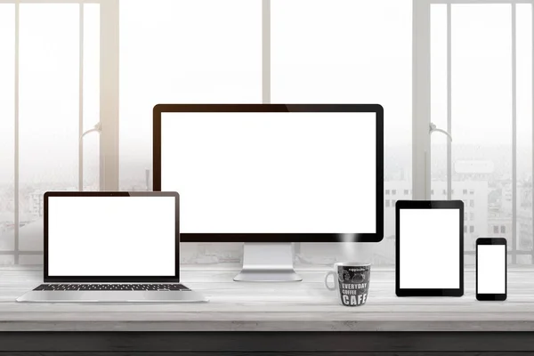 応答性の高い Web サイトのデザインのモックアップ コンピューター Displaz ノート パソコン タブレット スマート フォンのオフィスの机の上 — ストック写真