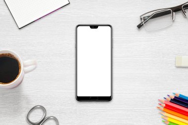 Whitee ahşap masa çevrili pad, bardak, fincan kahve, renkler, makas ile modern akıllı telefon.